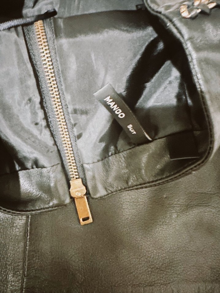 Mango Gold Zincir Detaylı Siyah Deri Mini Etek - Görsel 4