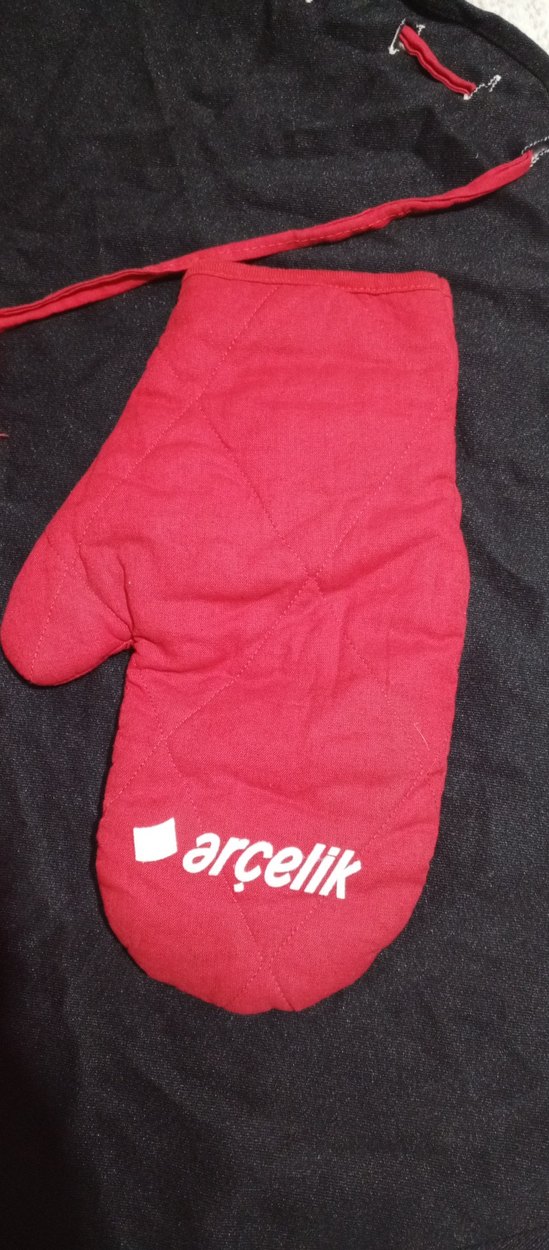 Siyah Mutfak Önlüğü ve Kırmızı Fırın Eldivenleri - Görsel 5