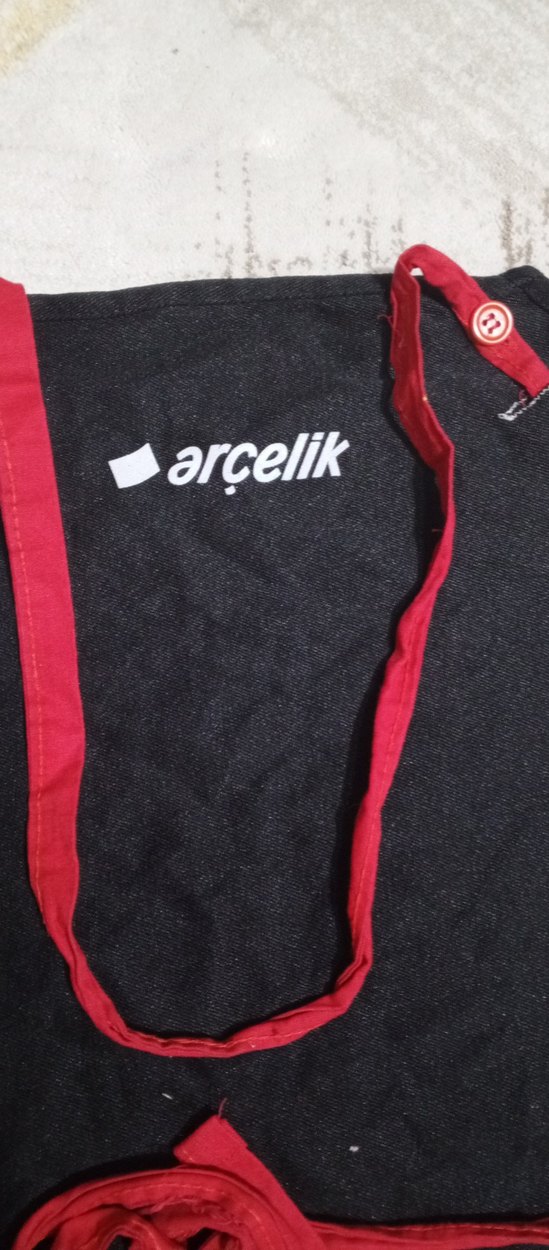 Siyah Mutfak Önlüğü ve Kırmızı Fırın Eldivenleri - Görsel 4