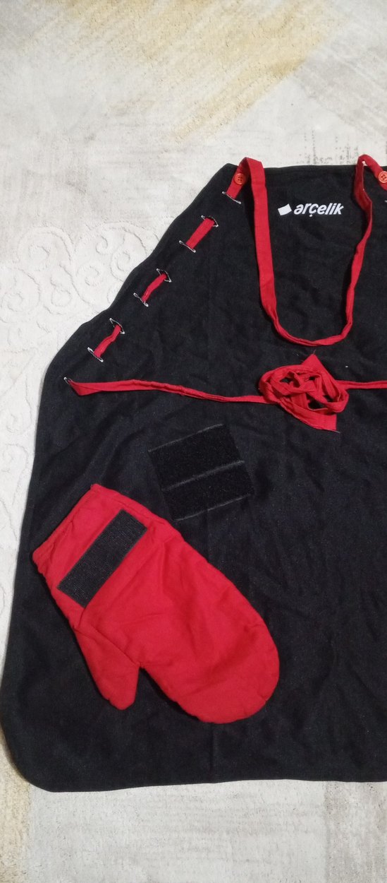 Siyah Mutfak Önlüğü ve Kırmızı Fırın Eldivenleri - Görsel 2