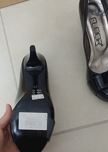 Tokalı Siyah Topuklu Stiletto
