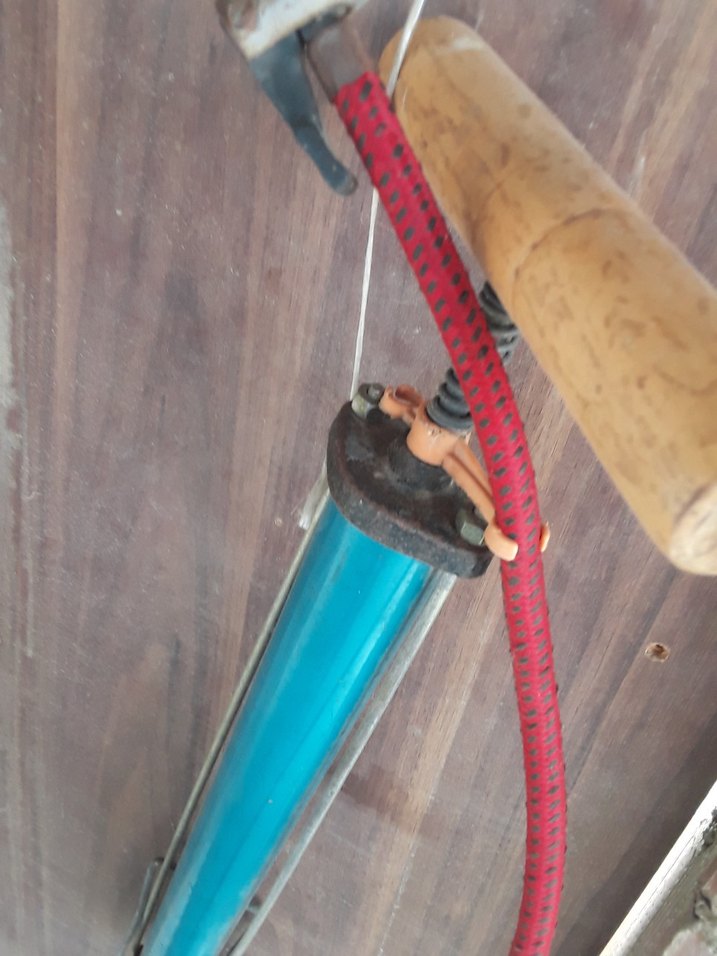 Ahşap Saplı Mavi El Pompası - Görsel 2