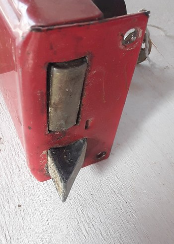 Kırmızı Demir Kapı Kilitli - Görsel 6