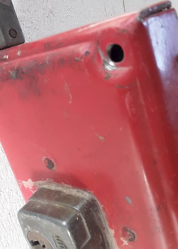 Kırmızı Demir Kapı Kilitli - Görsel 4