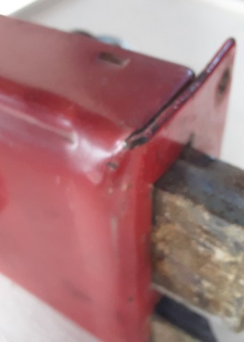 Kırmızı Demir Kapı Kilitli - Görsel 5