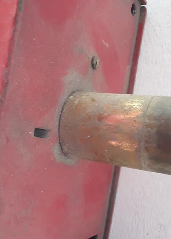 Kırmızı Demir Kapı Kilitli - Görsel 7