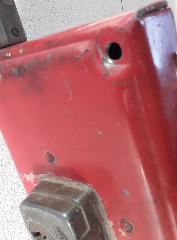 Kırmızı Demir Kapı  Kilitli - Görsel 4