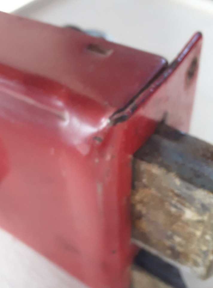 Kırmızı Demir Kapı  Kilitli - Görsel 5