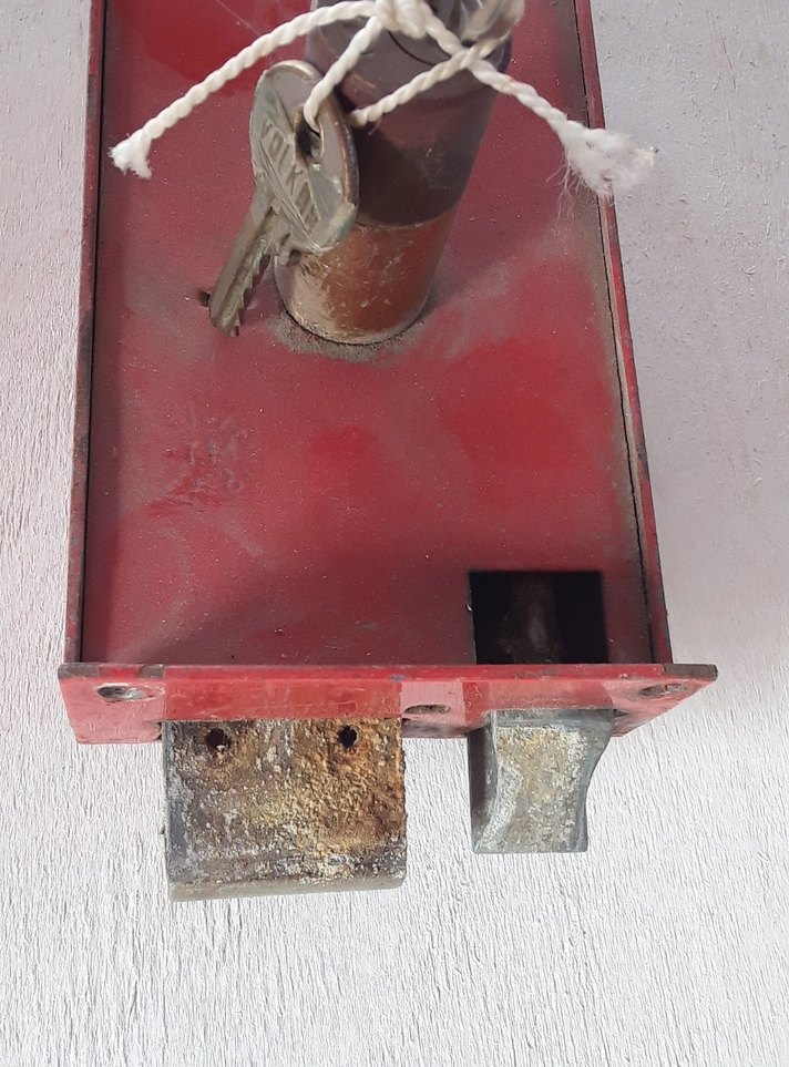 Kırmızı Demir Kapı  Kilitli - Görsel 2