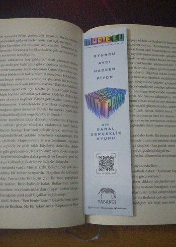 Beden Marie Lu - Warcross & Wildcard Roman Seti