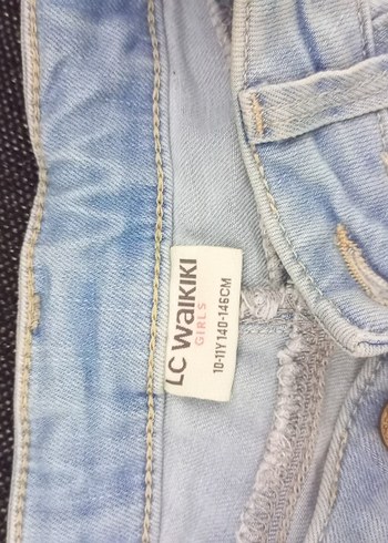 Nakışlı Düğmeli Mini Kot Şort - Görsel 3