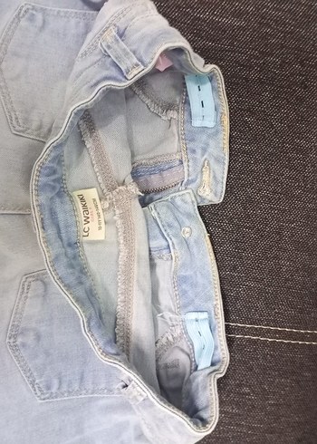 Nakışlı Düğmeli Mini Kot Şort - Görsel 4