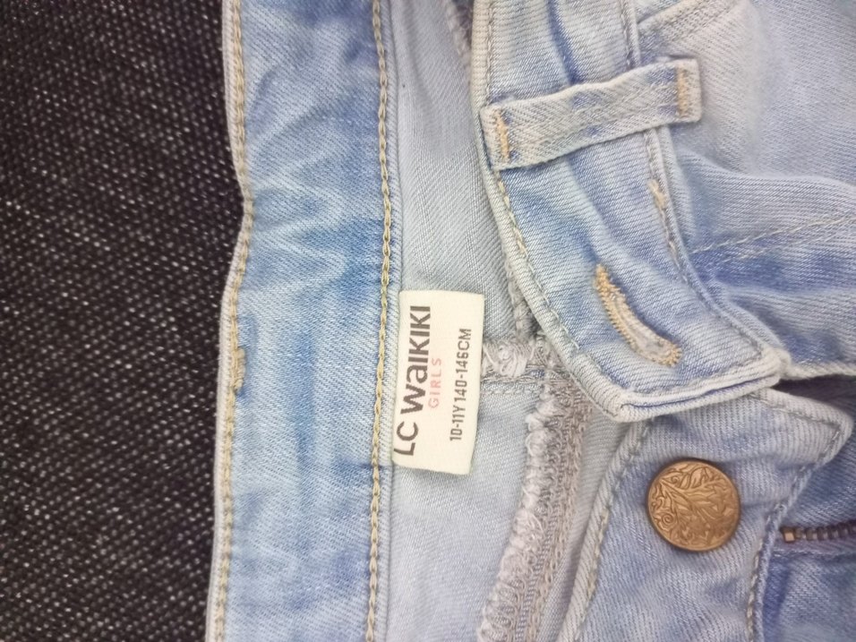 Nakışlı Düğmeli Mini Kot Şort - Görsel 3