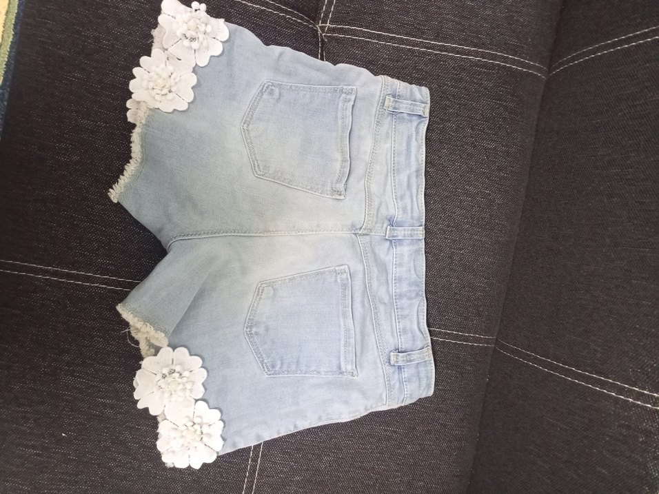 Nakışlı Düğmeli Mini Kot Şort - Görsel 2