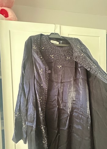 Uzun Kollu Siyah Nakışlı Gotik Elbise - Görsel 2