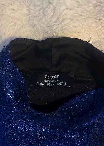 s Beden kısa kollu,sırt ve bağcık detaylı Crop BERSHKA
