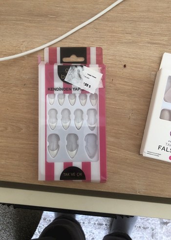 Çeşitli Beyaz ve Gri Takma Tırnak Setleri - Görsel 2