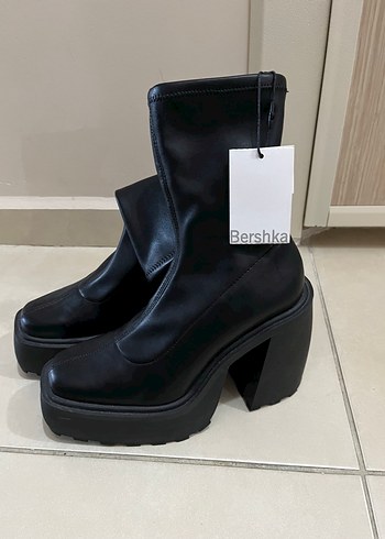 Bershka Kadın Siyah Deri Platform Topuklu Bot