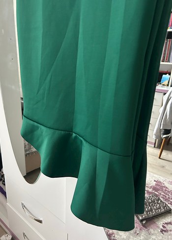 Yeşil V Yaka Fırfırlı Uzun Abiye Elbise - Görsel 3
