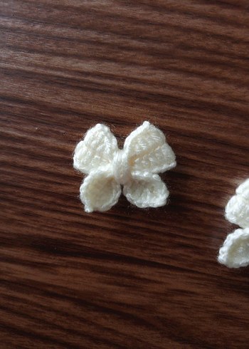 10 adet fiyatıdır Beyaz Örgü Fiyonk Motif Aksesuarı - Görsel 3