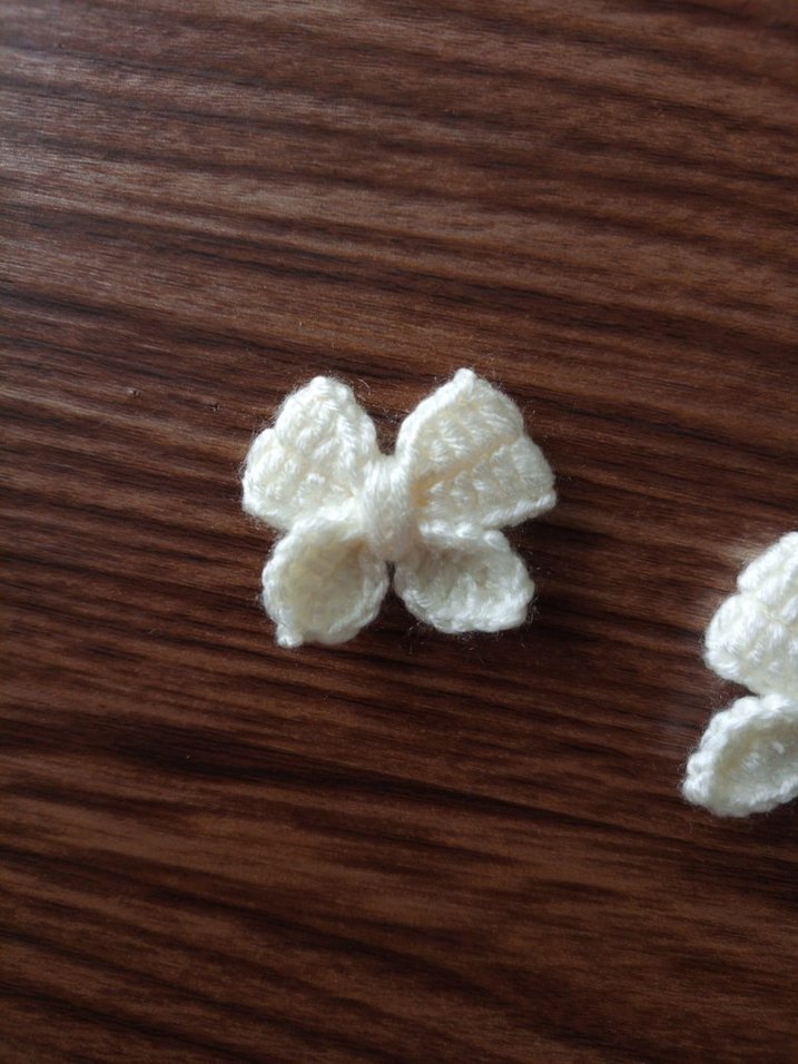 10 adet fiyatıdır Beyaz Örgü Fiyonk Motif Aksesuarı - Görsel 3