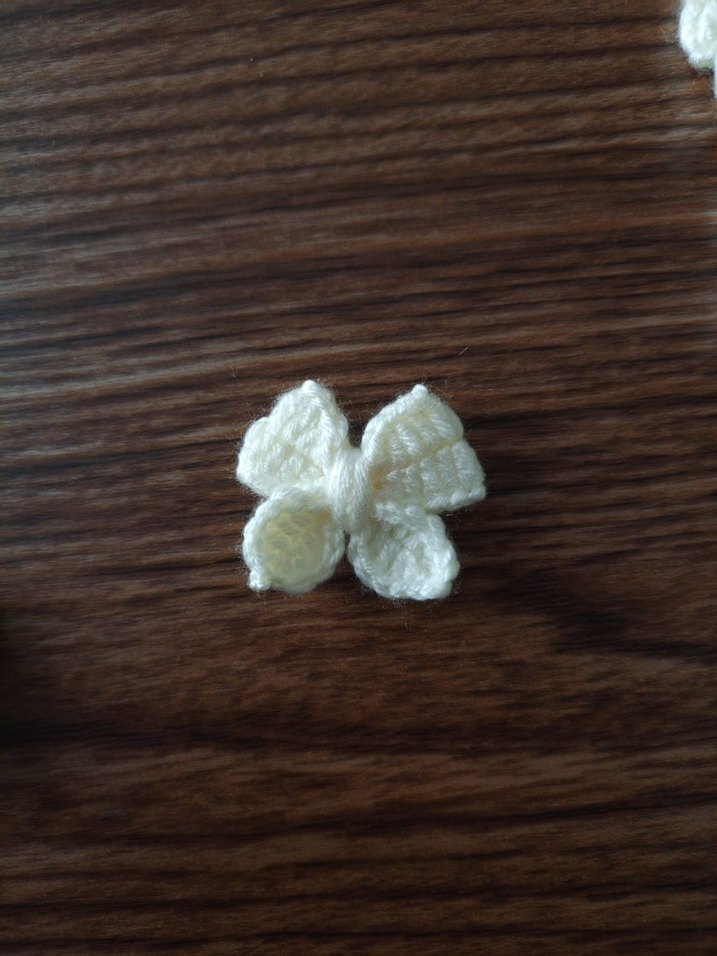 10 adet fiyatıdır Beyaz Örgü Fiyonk Motif Aksesuarı - Görsel 5