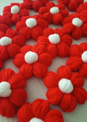 Kırmızı Beyaz El Yapımı Örgü Çiçekler 10 adet fiyatıdır - Görsel 2