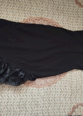 Uzun Siyah Yırtmaçlı Fırfırlı Elbise - Görsel 2