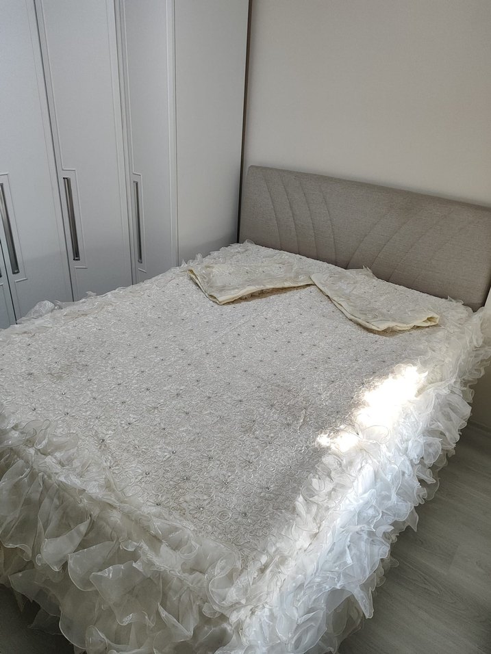 Nakışlı Kırık Beyaz  Yatak Örtüsü - Görsel 2