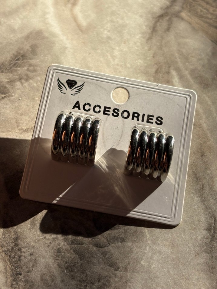 Gri Elastik Mini Küpe - Görsel 3