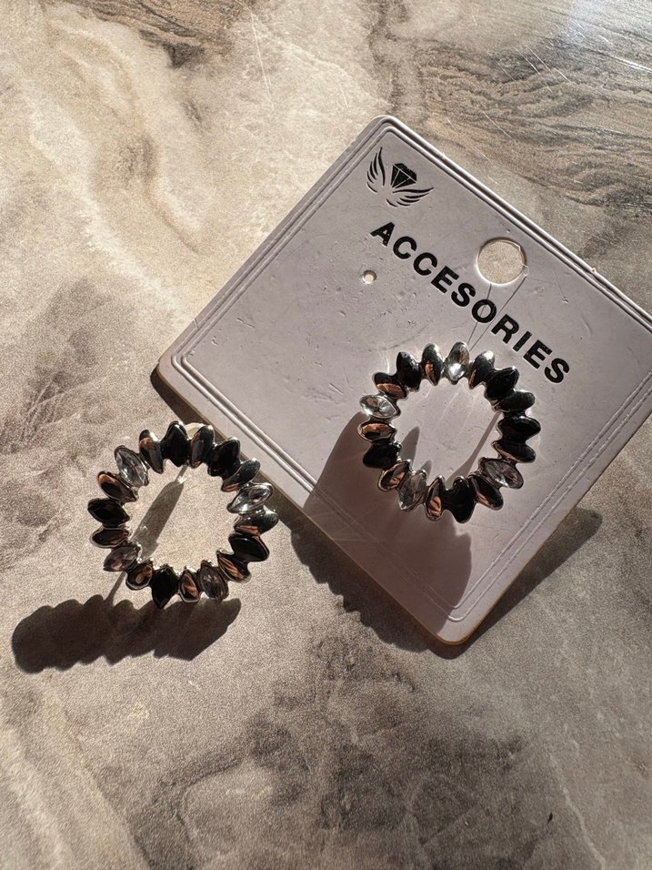 Gri Mini Simli Kadın Küpe - Görsel 3