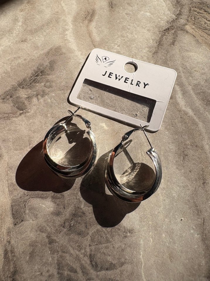 Gümüş Renkli Mini Tokalı Kadın Küpeler - Görsel 2