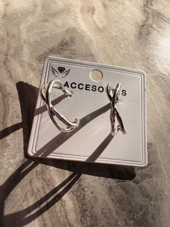 Gri Mini Tokalı Kadın Küpeler - Görsel 3