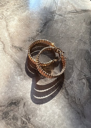 Altın Renkli Boncuklu Yılan Desenli Halka Küpe - Görsel 4