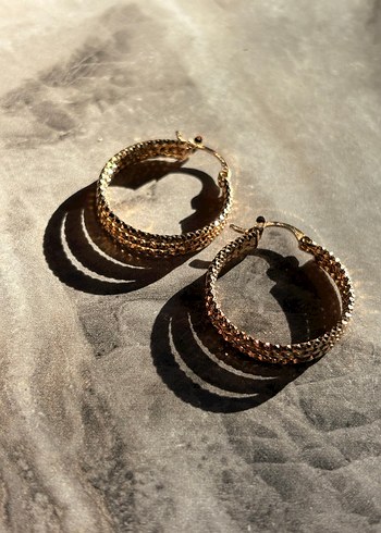 Altın Renkli Boncuklu Yılan Desenli Halka Küpe - Görsel 2