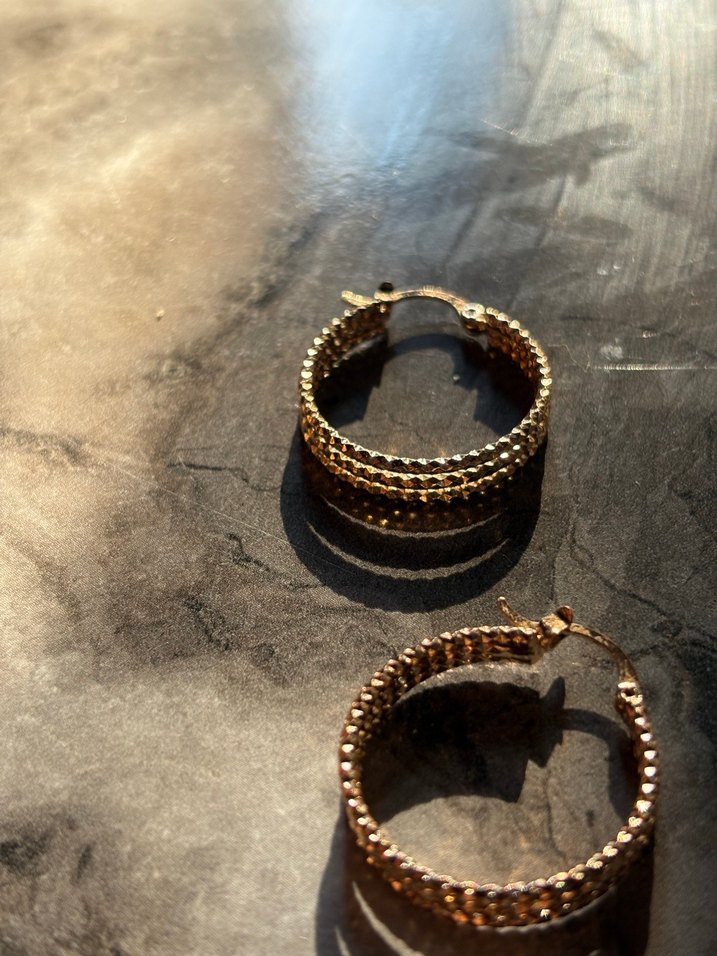 Altın Renkli Boncuklu Yılan Desenli Halka Küpe - Görsel 3