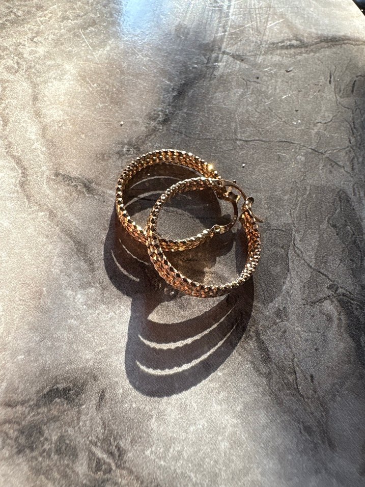 Altın Renkli Boncuklu Yılan Desenli Halka Küpe - Görsel 4