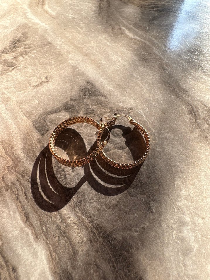 Altın Renkli Boncuklu Yılan Desenli Halka Küpe - Görsel 5