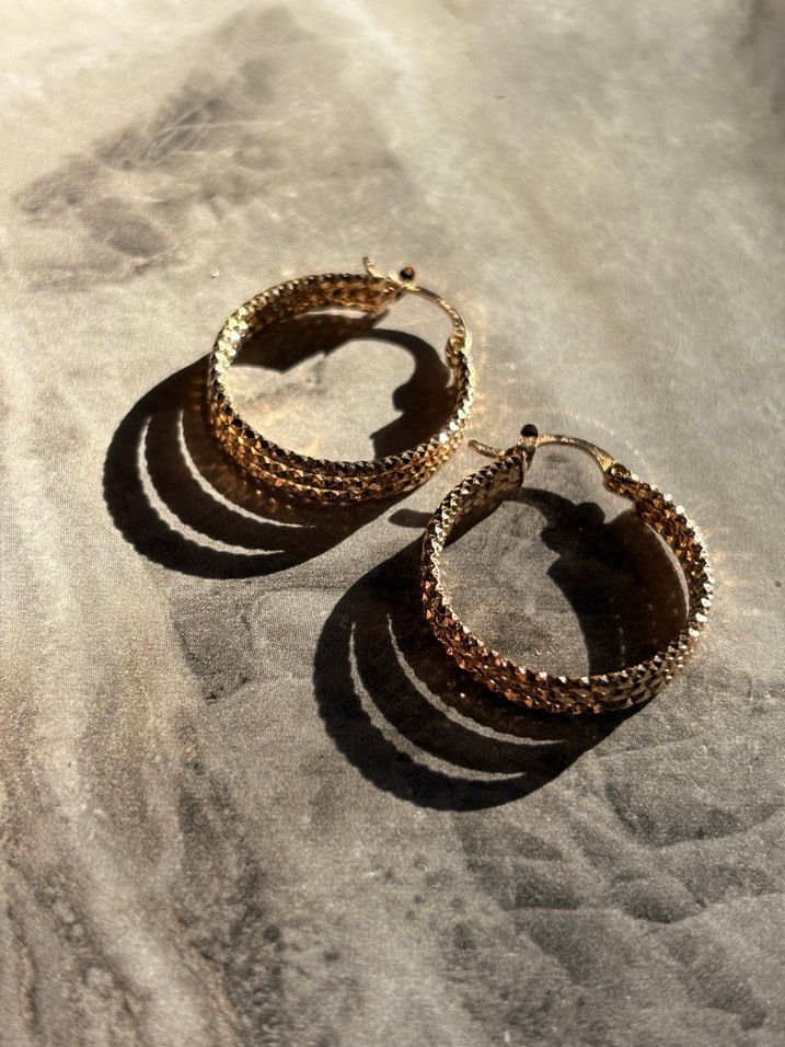 Altın Renkli Boncuklu Yılan Desenli Halka Küpe - Görsel 2