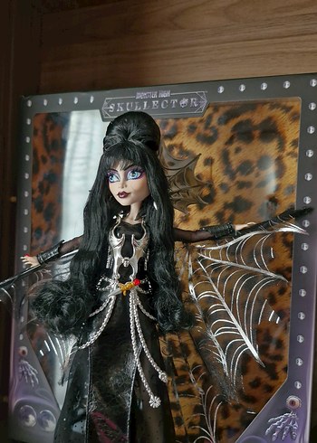 Beden Monster High Elvira Mistress of the Dark Skullector Bebek