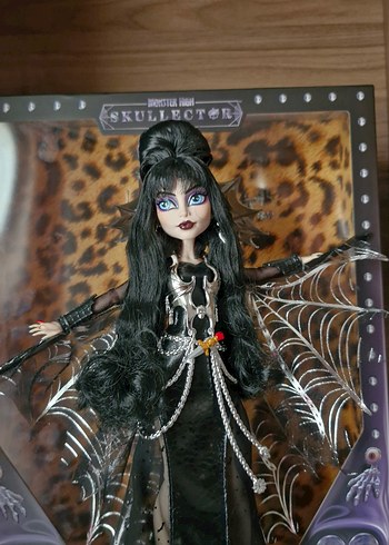 Monster High Elvira Mistress of the Dark Skullector Bebek