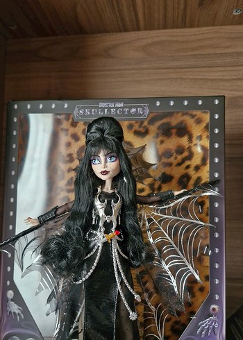 Monster High Monster High Elvira Mistress of the Dark Skullector Bebek