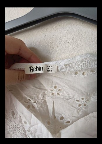 Robin Düğmeli Beyaz Nakışlı Mini Bluz