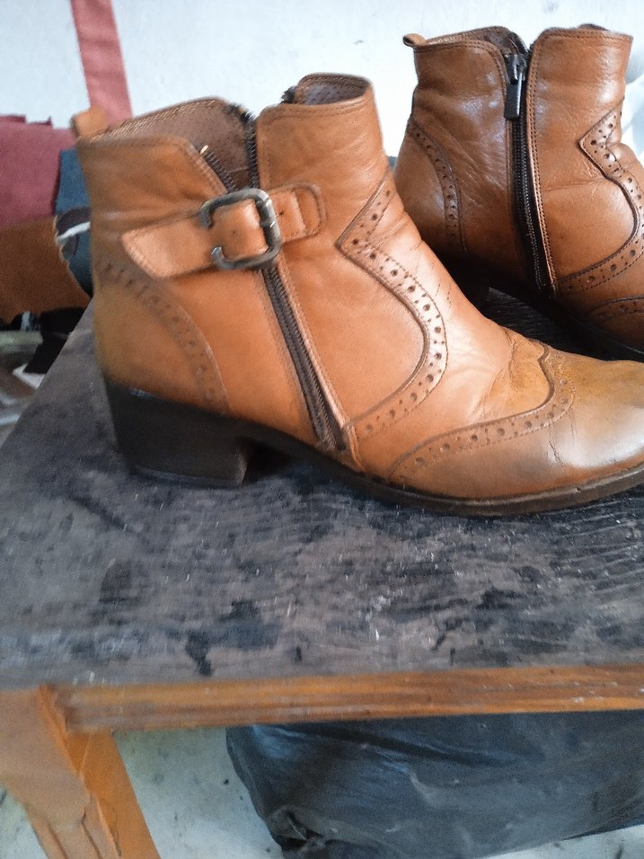 Kahverengi Deri Tokalı Kadın Botları - Görsel 3