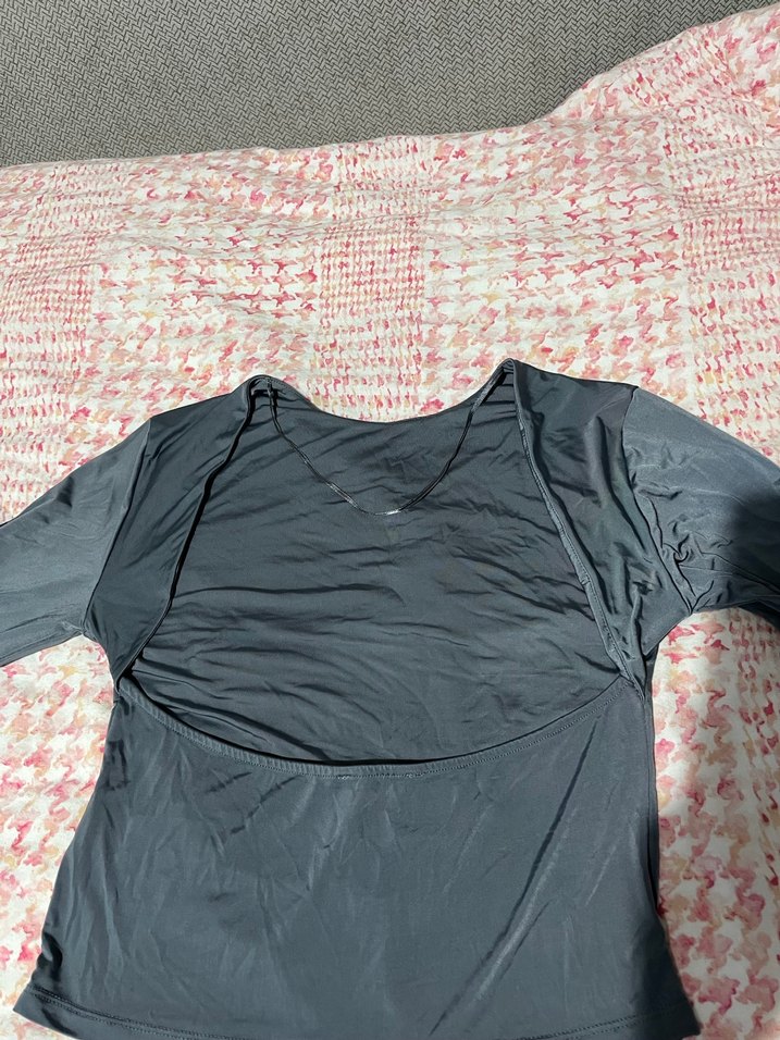 Stradivarius Uzun Kollu, Sırt Dekolteli Gri Bluz - Görsel 3