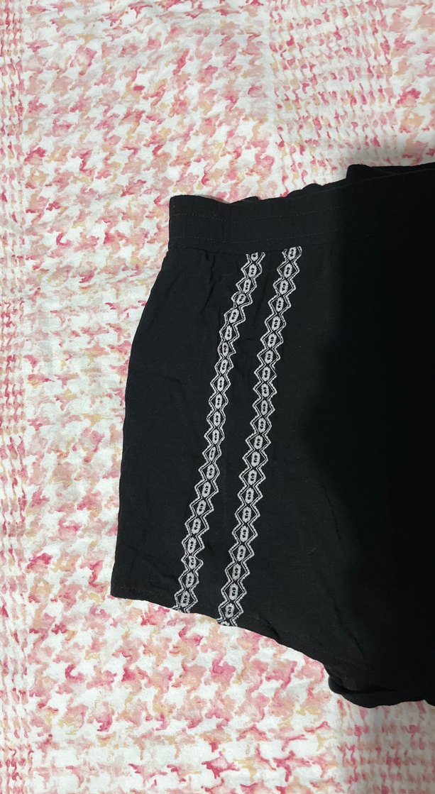 Dantelli Nakışlı Siyah Mini Şort - Görsel 3