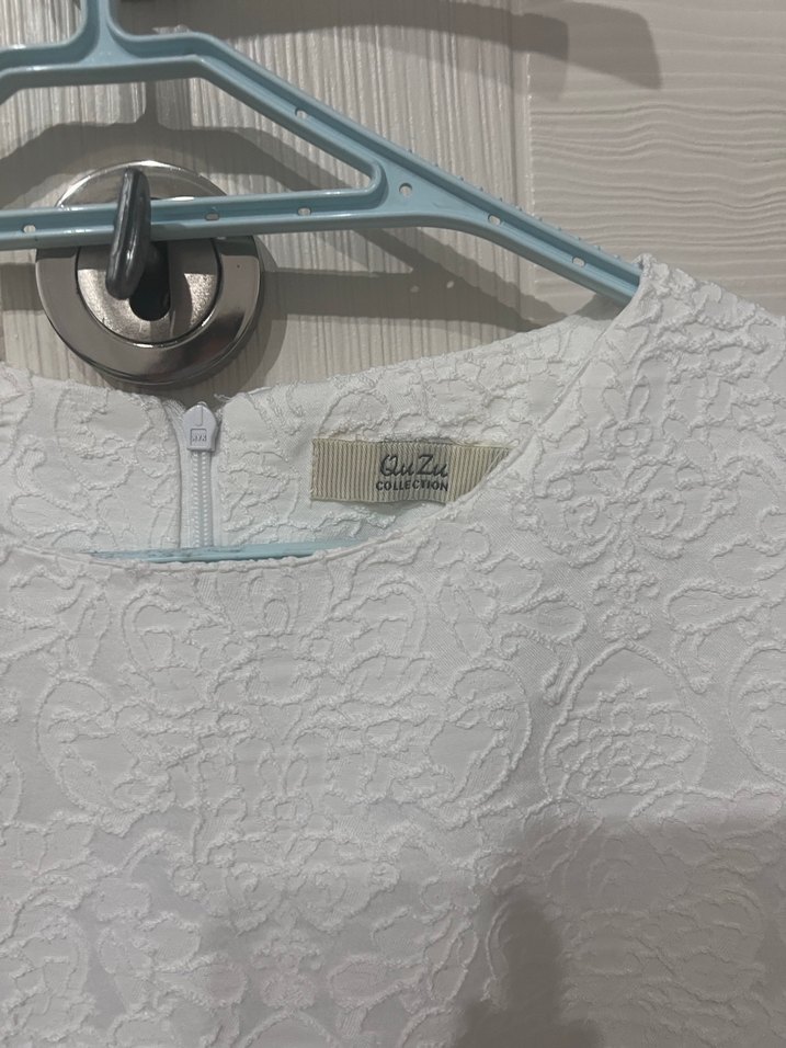 Kadın Beyaz Kolsuz Kendinden Desenli Elbise - Görsel 4