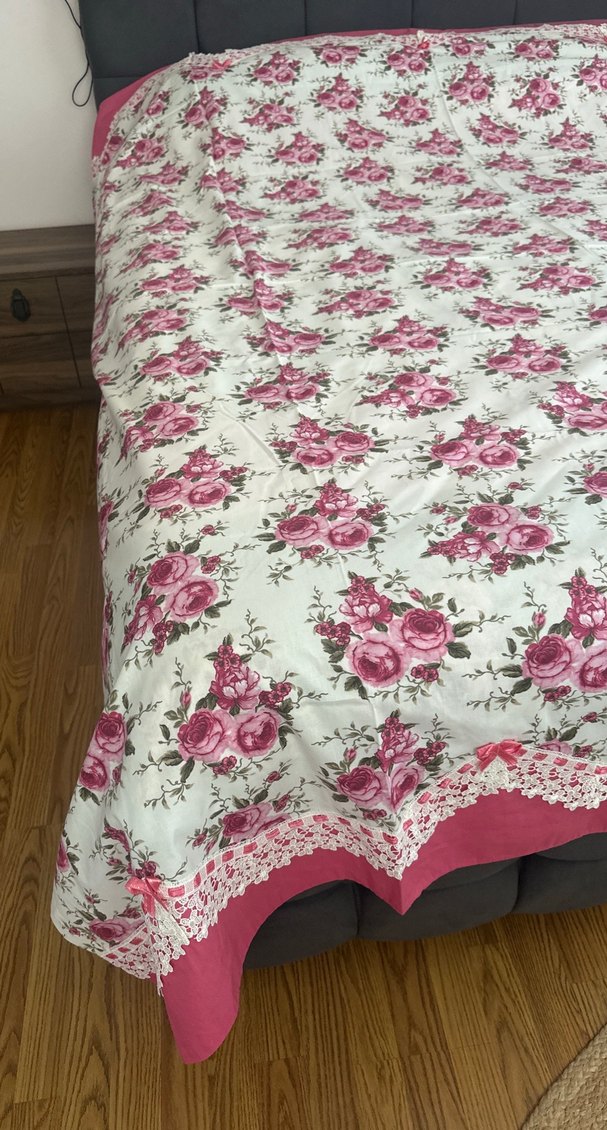 Pembe Çiçek Desenli Gri Başlıklı Yatak Örtüsü - Görsel 2
