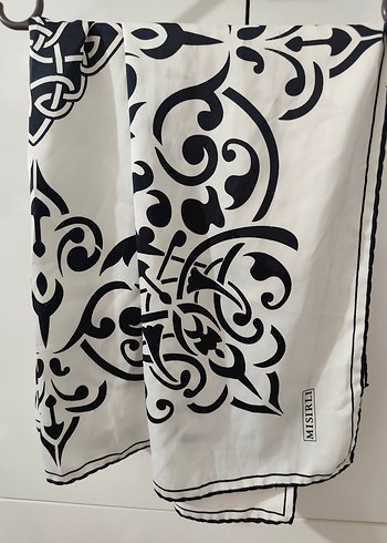 Beyaz Üzerine Siyah Baskılı Bohem eşarp - Görsel 2