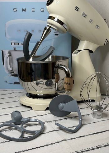 Beden Smeg Krem Renk Hamur Yoğurma Makinesi